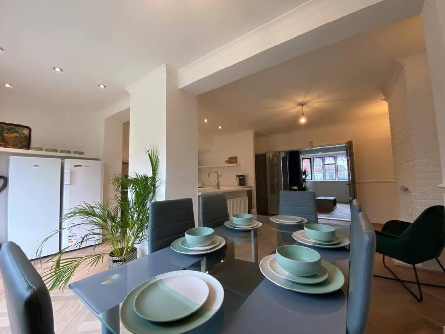 Lovely, Recently Refurbished Four Bedroom House.. ลอนดอน ภายนอก รูปภาพ